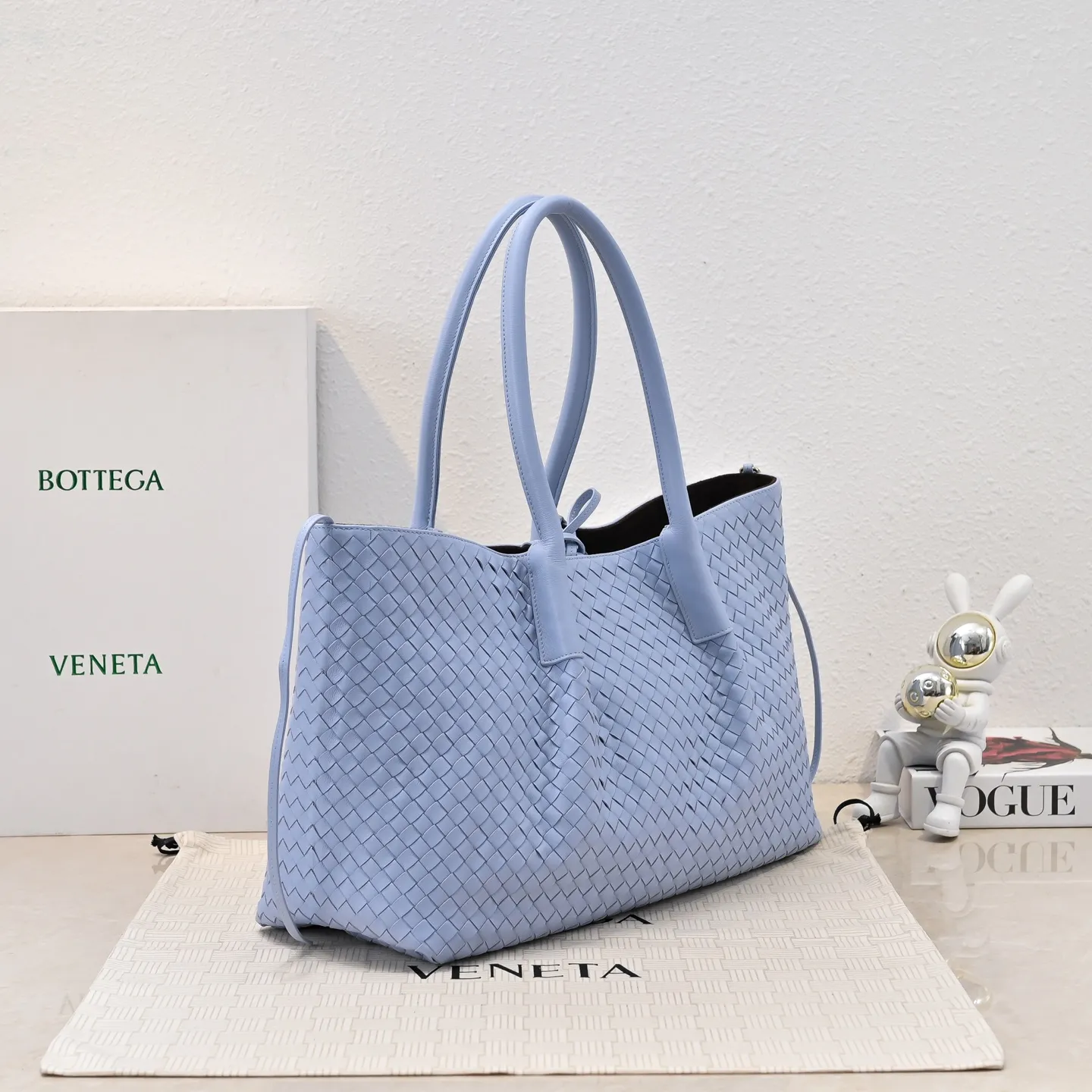 Batch 2660 Bv 2025 early spring series Pinacoteca medium tote handbag. The front is made of classic Intreccia woven cow leather. It is low-key and luxurious. The flip side is made of warm suede. It instantly switches to a lazy and casual style. It has a large internal capacity. It is no pressure to carry a computer for commuting. It is also thoughtfully matched with a small detachable bag. It feels full and full of security. The woven texture is so delicate that you can't put it down. The highlight is that it is super versatile. Come and get your new bag😝 Model: 7166 Size: 23*43*14.5cm